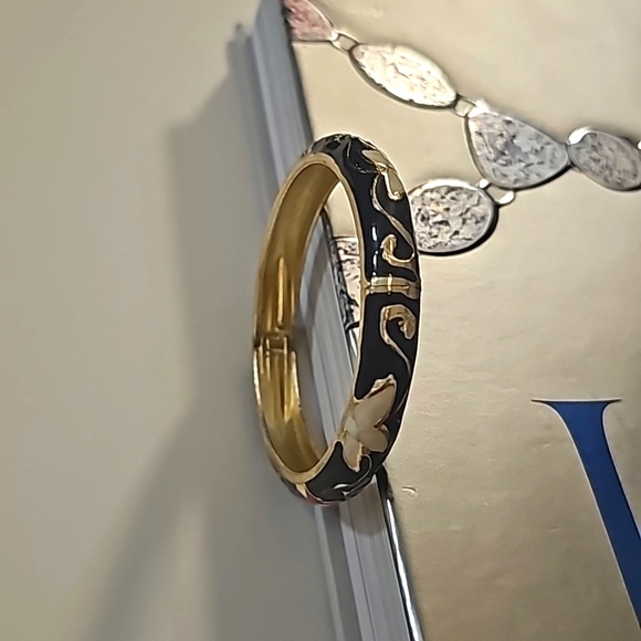 Vintage Gold Tone Enamel Flower Design Cuff Clamper Bracelet. - Picture 8 of 8